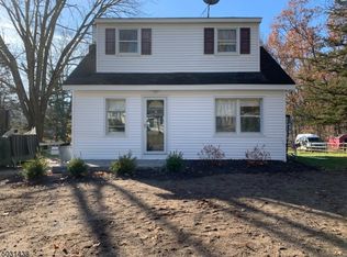 80 Grove St, Oak Ridge, NJ 07438