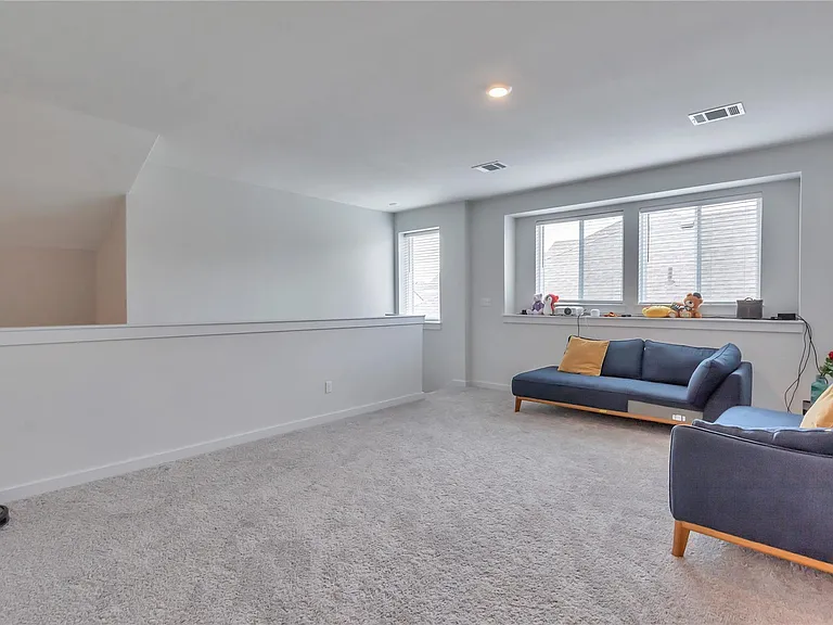 563 Saturnia Dr — Photo 16