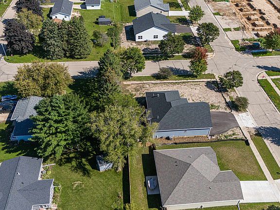 5th image of 442 Village Ln