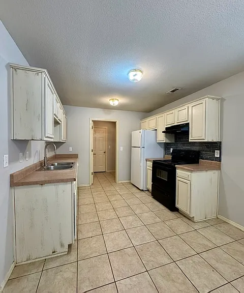 807 SW River Rock St — Photo 6