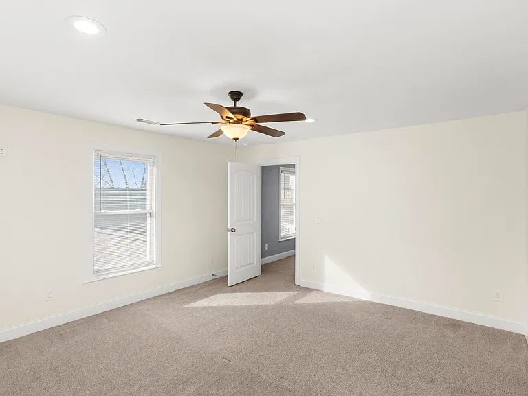 239 E Bledsoe St — Photo 28