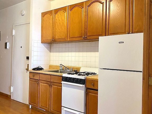 5th image of 22 Saint Marks Pl APT 8