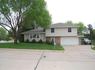4215 Fairacres Rd, Kearney, NE 68845