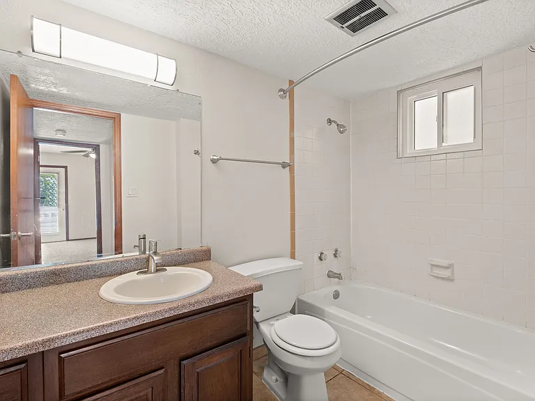 Cloverleaf Apartments — Photo 13