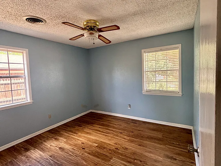 401 E Harriet St — Photo 18