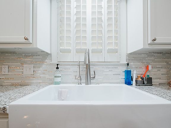 4th image of 9 Versailles Cir