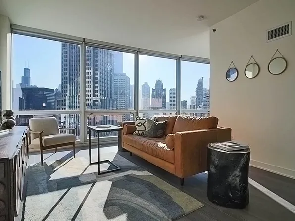 468 N Park St, Chicago, IL 60611