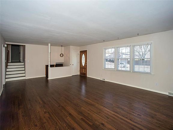 4th image of 9344 Robinson St