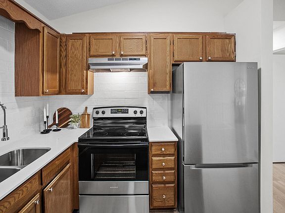 4th image of 975 Pondview Ct