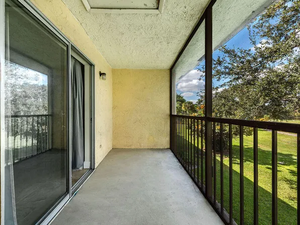 1529 Meadows Circle W, Boynton Beach, FL 33436