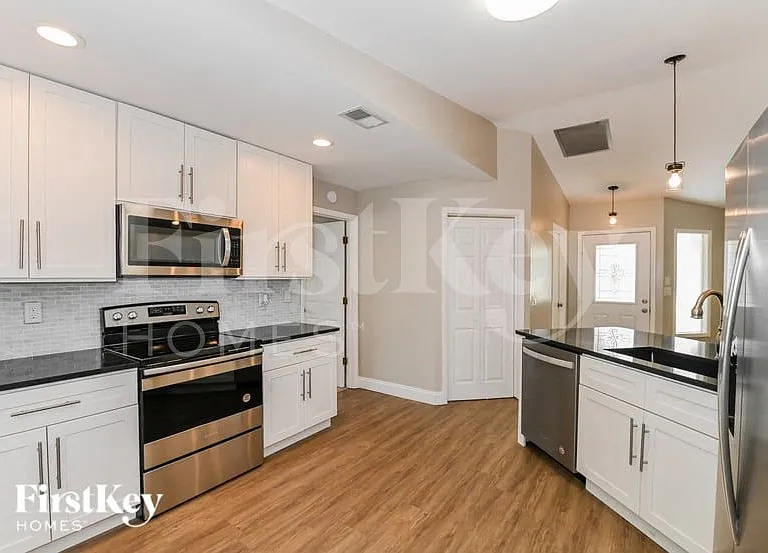 2213 SE 5th St — Photo 5