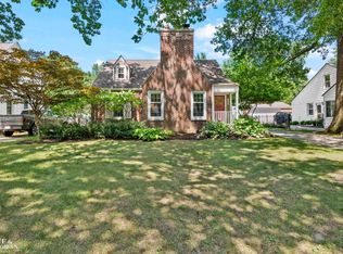 1022 Hampton Rd, Grosse Pointe Woods, MI 48236