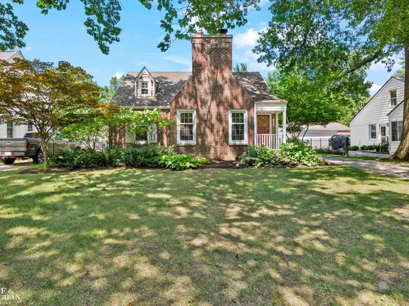 1022 Hampton Rd, Grosse Pointe Woods, MI 48236