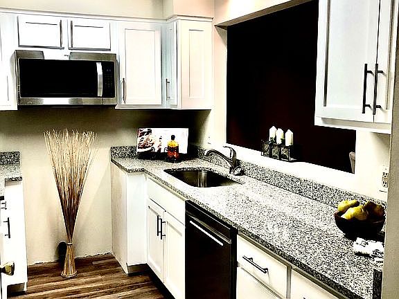 2nd image of 1312 Leaside Ln