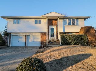 20 Block Ter, Farmingdale, NY 11735