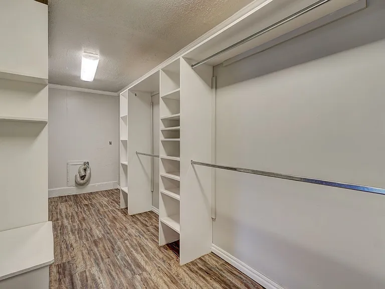 1401 Hampton Dr — Photo 22