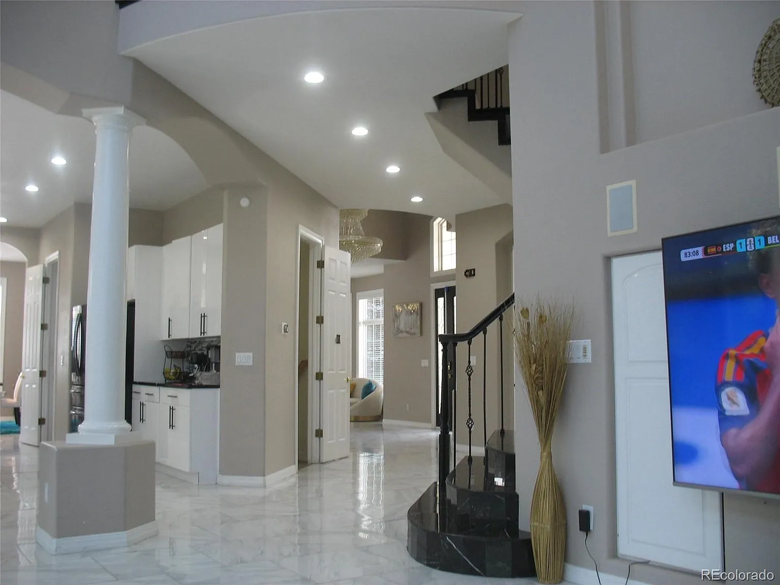 7 bed, 4.0 bath, 6158 sqft, $12,000 — Photo 3