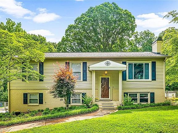 2nd image of 815 Ellington Dr