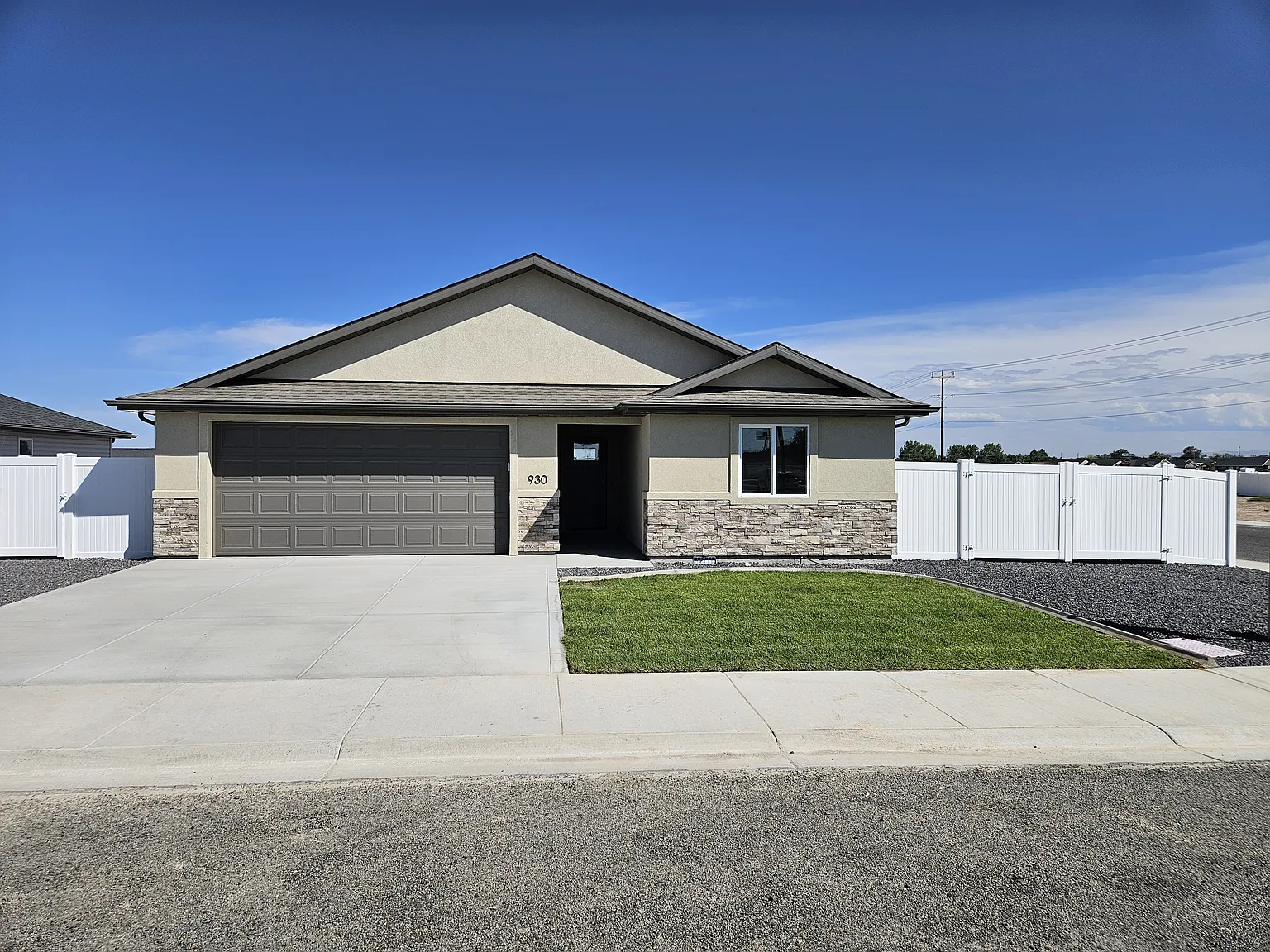 3 bed, 1607 sqft, $2,400 — Photo 1