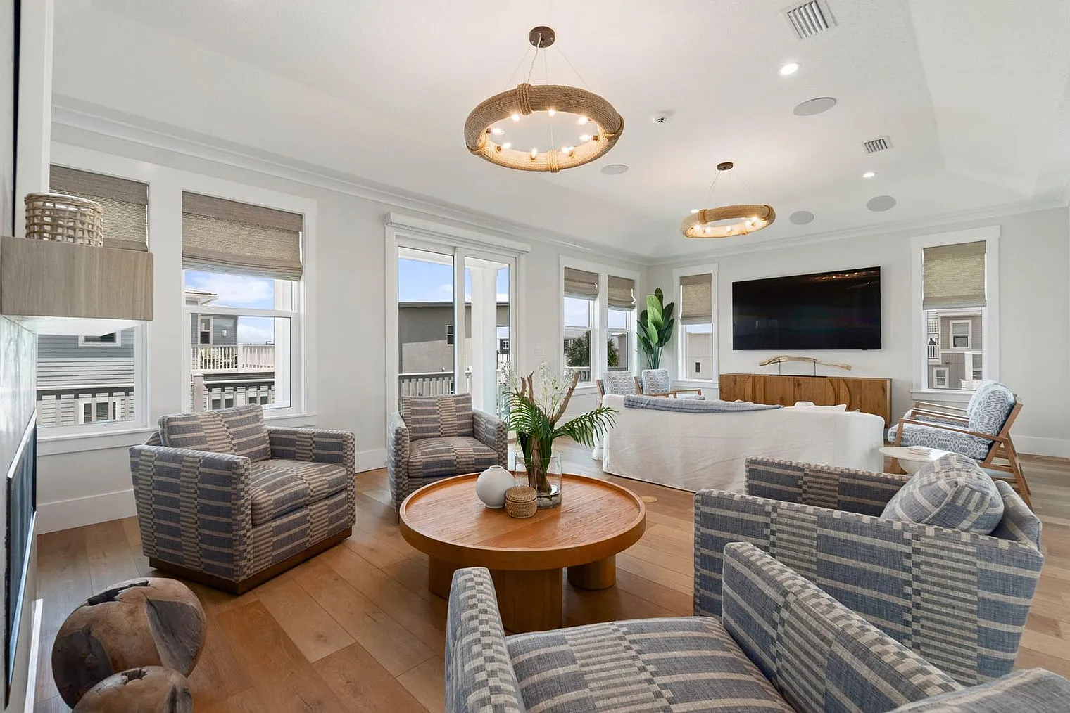 5 bed, 6.0 bath, 3390 sqft, $33,830 — Photo 2