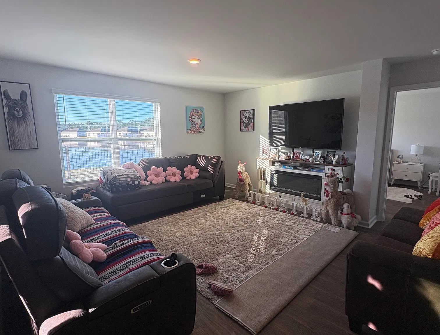 Lakefront 4 bed 2 bath + Pet Friendly — Photo 3
