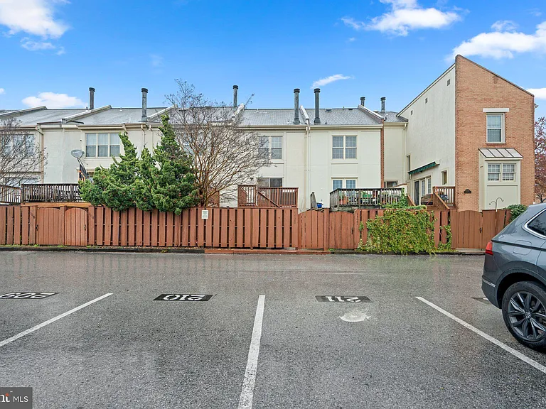 1120 S Kenwood Ave — Photo 42
