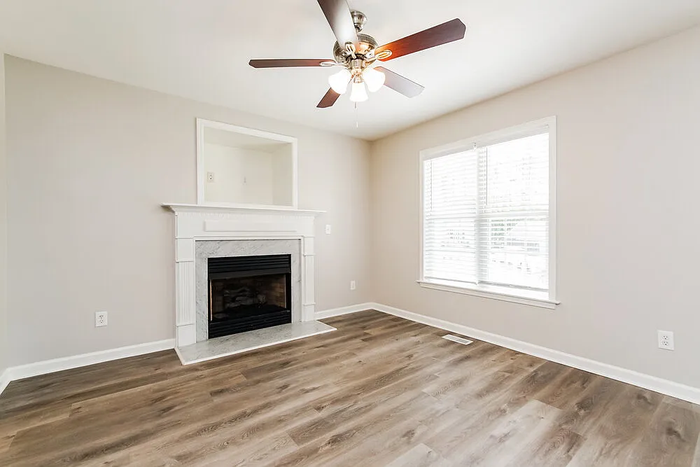 3 bed, 2.0 bath, 1152 sqft, $2,015 — Photo 4