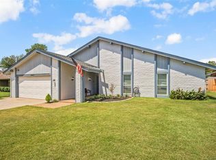 11017 Coachmans Rd, Yukon, OK 73099