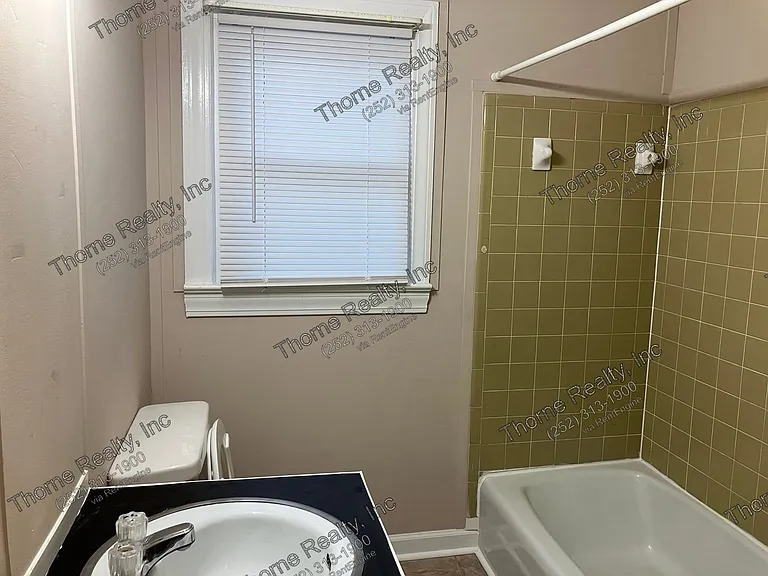1024 Burt St — Photo 4