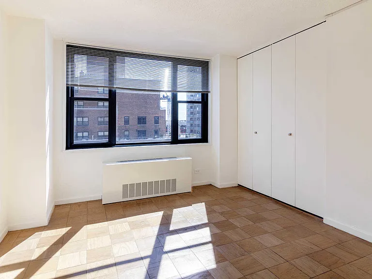 245 E 40th St #18C — Photo 17
