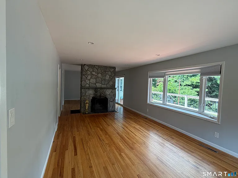 18 Hilltop View Rd — Photo 6