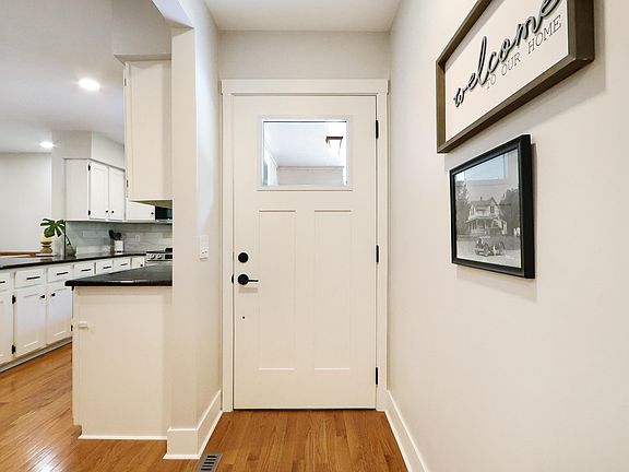 3rd image of 3209 Highland Cir