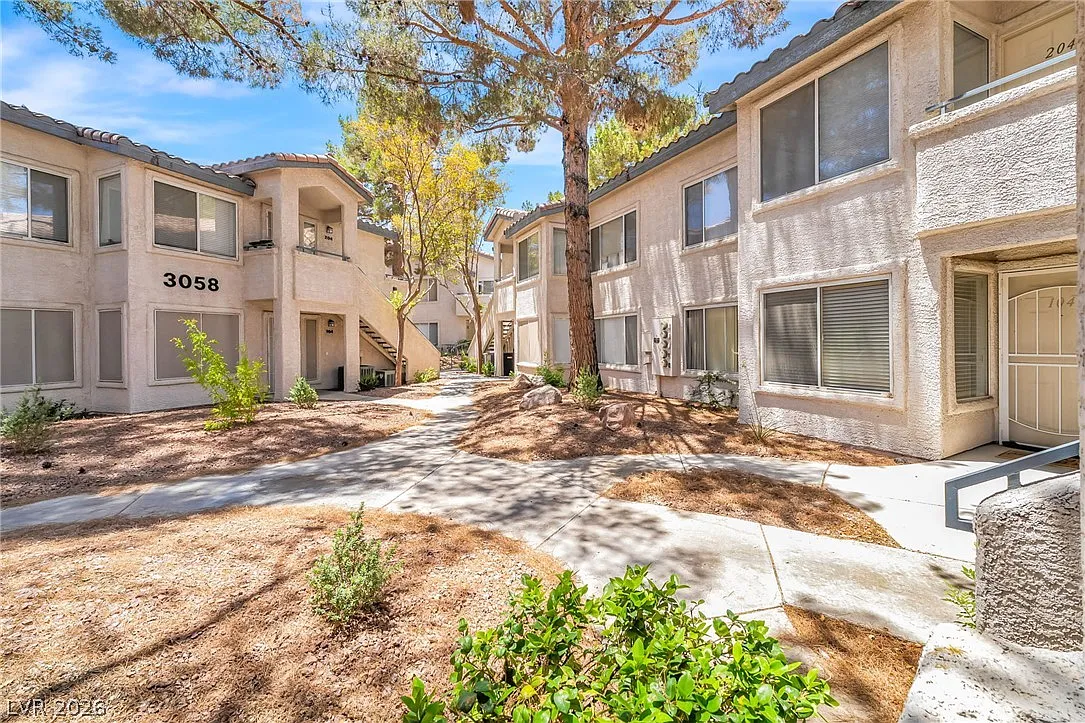 2 bed, 2.0 bath, 1020 sqft, $1,300 — Photo 2