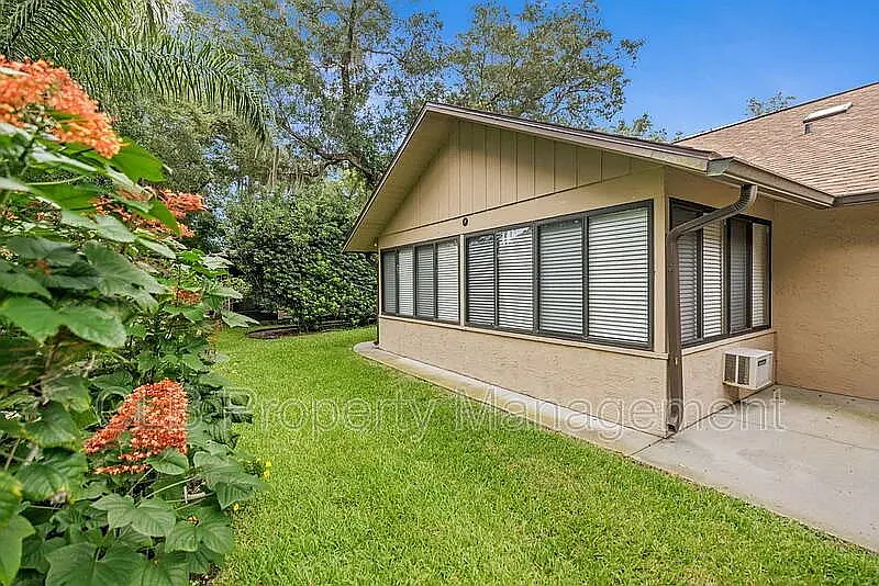 2 bed, 2.0 bath, 915 sqft, $1,950 — Photo 2