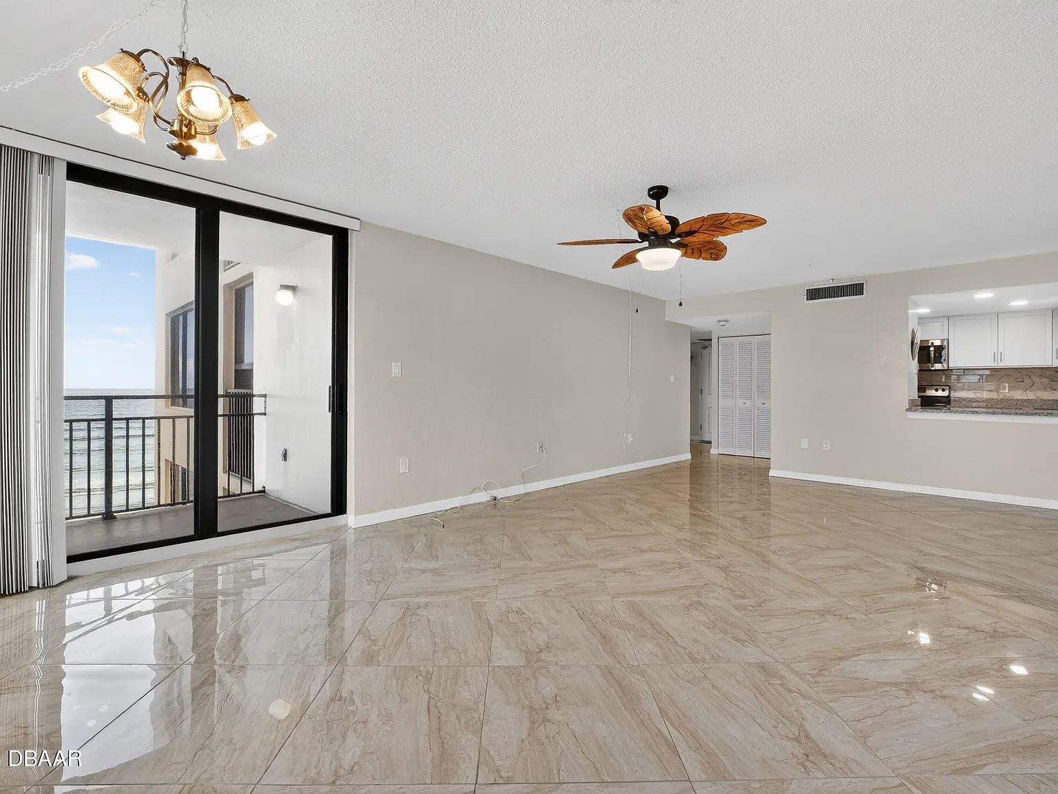 2 bed, 2.0 bath, 1058 sqft, $2,095 — Photo 4