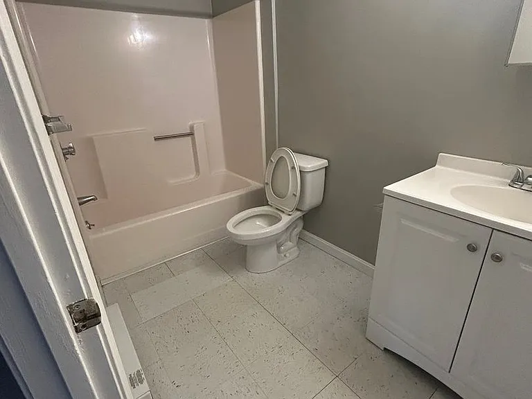 Kingsley Apartments — Photo 16