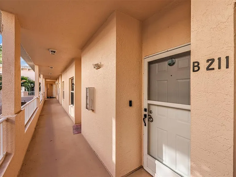 1044 Woodshire Ln #B211 — Photo 3