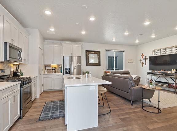 4th image of 10641 S Skamania Ln