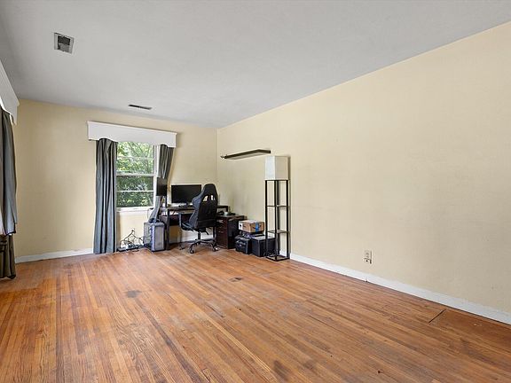 4th image of 711 Emory Dr