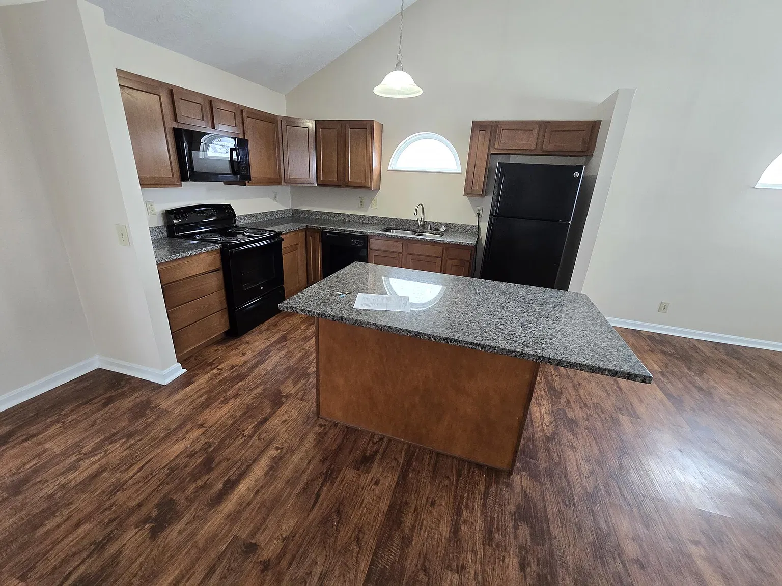 3 bed, 2.5 bath, 1300 sqft, $2,100 — Photo 4