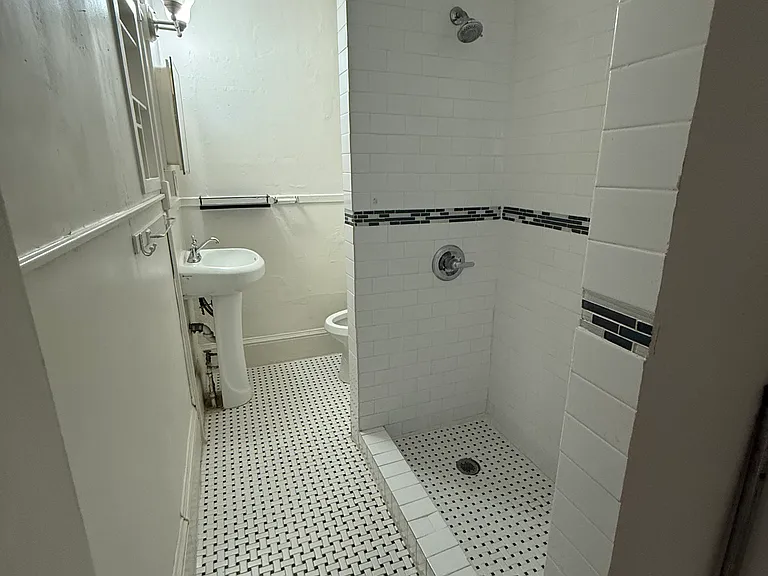 23 S Hollywood Ave #6 — Photo 3
