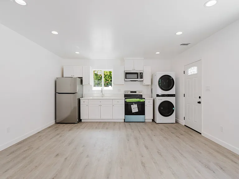 18310 Gresham St — Photo 7