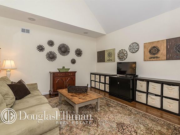 4th image of 11 Gibbons Ct