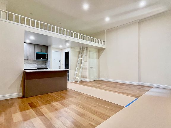 4th image of 32 W 75th St #1R