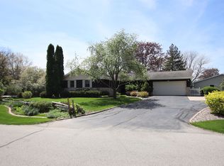 1293 Lake Breeze Rd, Oshkosh, WI 54904