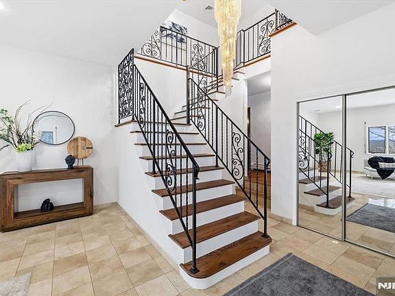 3rd image of 360 Valley View Ave