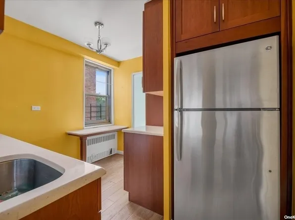 61-20 Grand Central Parkway image 11 of 23