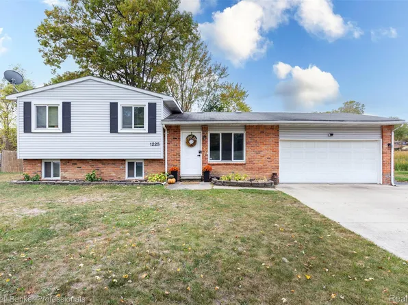 1225 Eason Rd, Waterford, MI 48328