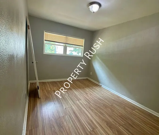 708 W 47th St #B — Photo 13