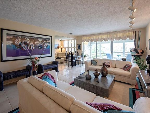 3rd image of 3900 Oaks Clubhouse Dr APT 404